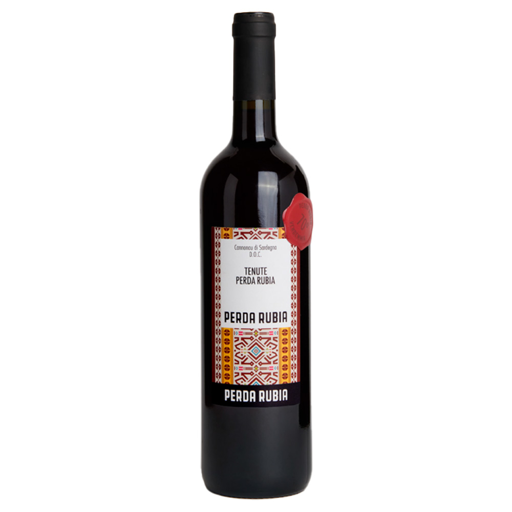 Perda Rubia Cannonau di Sardegna DOC di Tenute Perdarubia ha un colore rosso rubino tenue che racconta tutto il suo carattere. Al naso è piacevolmente intenso e gioca principalmente sui toni floreali e speziati. Al palato è suadente, armonioso e di carattere. Il sorso è asciutto, rotondo e avvolgente, che torna caldo ad accarezzare il palato. I tannini sono ben integrati e levigati. Chiude con un finale lungo, di buona persistenza. "Perda Rubia" è un concentrato di passione che regala tutta l’identità del Cannonau, il vino che ha fatto la storia e l’identità aziendale. Nasce da vigne vecchie a piede franco con un’età media di circa 30 anni, il nucleo originario da cui è nato tutto.
