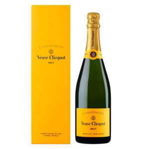 Veuve Clicquot Yellow Label Champagne AOC Brut ha un colore giallo paglierino brillante, con evidenti riflessi dorati. Il perlage è fine e persistente ed ispira cremosità e morbidezza. Al naso è intenso e fruttato, caratterizzato da sentori di pesca gialla, agrumi, spezie dolci e vaniglia, che si uniscono sapientemente a sfumature minerali e sentori più comuni di crosta di pane. Al palato è delicato, vivace e brioso, con ritorni molto coerenti con l’olfatto. L’eleganza e la morbidezza sono percepite attraverso la spuma, soffice e avvolgente. Chiude con un finale di grande persistenza, asciutto e minerale. Lo Champagne Yellow Label di Veuve Clicquot è la cuvée più celebre e rappresentativa della Maison, riconoscibile anche da chilometri di distanza per i colori sgargianti. La sua veste giallo scuro lo lega indissolubilmente al carattere forte ed intraprendente della Grande Dame Nicole-Barbe Clicquot-Ponsardin, donna d’affari e imprenditrice di successo di inizio Ottocento. Yellow Label rappresenta alla perfezione lo stile della Maison, incentrato su eleganza, energia e vivacità e legato alla predominanza in tutte le cuvée del Pinot Noir e alle alte percentuali di vins de réserve. Uno Champagne ottimo per animare i momenti di convivialità, compagno fedele di aperitivi oppure occasioni più formali.
