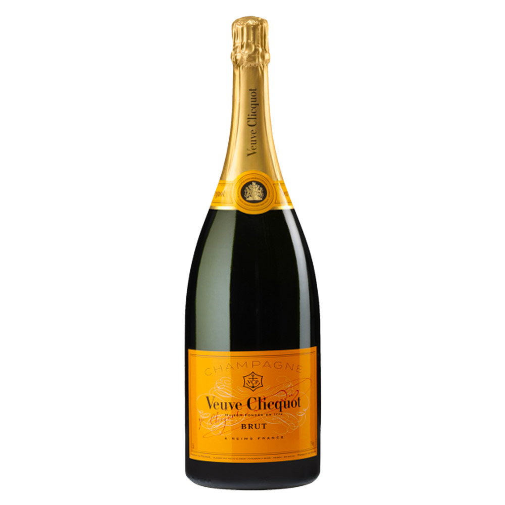 Veuve Cliquot Yellow Label Champagne AOC Brut Magnum ha un colore giallo paglierino brillante, con evidenti riflessi dorati. Il perlage è fine e persistente ed ispira cremosità e morbidezza.Al naso è intenso e fruttato, caratterizzato da sentori di pesca gialla, agrumi, spezie dolci e vaniglia, che si uniscono sapientemente a sfumature minerali e sentori più comuni di crosta di pane.Al palato è delicato, vivace e brioso, con ritorni molto coerenti con l’olfatto.L’eleganza e la morbidezza sono percepite attraverso la spuma, soffice e avvolgente.Chiude con un finale di grande persistenza, asciutto e minerale. Lo Champagne Yellow Label di Veuve Clicquot è la cuvée più celebre e rappresentativa della Maison, riconoscibile anche da chilometri di distanza per i colori sgargianti. La sua veste giallo scuro lo lega indissolubilmente al carattere forte ed intraprendente della Grande Dame Nicole-Barbe Clicquot-Ponsardin, donna d’affari e imprenditrice di successo di inizio Ottocento.Yellow Label rappresenta alla perfezione lo stile della Maison, incentrato su eleganza, energia e vivacità e legato alla predominanza in tutte le cuvée del Pinot Noir e alle alte percentuali di vins de réserve. Uno Champagne ottimo per animare i momenti di convivialità, compagno fedele di aperitivi oppure occasioni più formali.