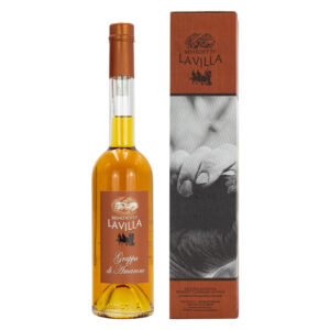 Benedetti "La Villa" Grappa di Amarone Riserva (astuccio) ha un colore ambrato intenso. Al naso è una grappa che si rivela ampia e armonica, con un profumo pieno e molto gradevole di frutti rossi maturi, note tostate di cacao, mandorla, mallo di noce, caffè e vaniglia. In bocca è morbida ed elegante, dal gusto rotondo e intenso. Il finale è lungo, ricco ed equilibrato, con un autorevole bouquet aromatico e floreale. Questa Grappa di Amarone è ottenuta a partire da vinacce appassite di Corvina, Rondinella e Molinara della Valpolicella, con spremitura soffice, distillate immediatamente dopo la svinatura in alambicco discontinuo.