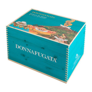Scopri la magia e la passione della Sicilia con la bellissima cassetta regalo in legno "Sicilia da Bere": all'interno ci sono 4 bottiglie prestigiose, ognuna rappresentativa di un preciso territorio della Sicilia. Questa elegante confezione con coperchio ti trascina in un viaggio sensoriale attraverso i territori siciliani, offrendoti quattro delle etichette più prestigiose dell’azienda. “L’Italia, senza la Sicilia, non lascia alcuna immagine nell’anima: qua è la chiave di tutto.” J. W. Goethe “Viaggio in Italia”. Elegante e preziosa confezione, il regalo perfetto per gli appassionati del vino e del buon gusto.La spettacolare grafica è stata disegnata dal designer Stefano Vitale, con cui Donnafugata collabora da decenni. La cassetta contiene: 1x Ben Ryé Passito di Pantelleria DOC, 1x La Fuga Contessa Entellina DOC Chardonnay, 1x Sul Vulcano Etna Rosso DOC, 1x Contesa dei Venti Vittoria DOC Nero d'Avola.