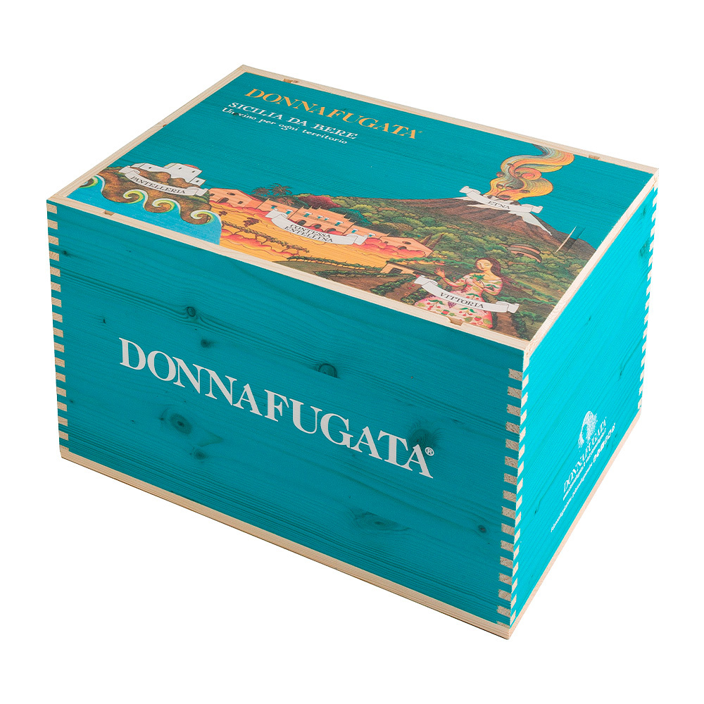 Scopri la magia e la passione della Sicilia con la bellissima cassetta regalo in legno "Sicilia da Bere": all'interno ci sono 4 bottiglie prestigiose, ognuna rappresentativa di un preciso territorio della Sicilia. Questa elegante confezione con coperchio ti trascina in un viaggio sensoriale attraverso i territori siciliani, offrendoti quattro delle etichette più prestigiose dell’azienda. “L’Italia, senza la Sicilia, non lascia alcuna immagine nell’anima: qua è la chiave di tutto.” J. W. Goethe “Viaggio in Italia”. Elegante e preziosa confezione, il regalo perfetto per gli appassionati del vino e del buon gusto.La spettacolare grafica è stata disegnata dal designer Stefano Vitale, con cui Donnafugata collabora da decenni. La cassetta contiene: 1x Ben Ryé Passito di Pantelleria DOC, 1x La Fuga Contessa Entellina DOC Chardonnay, 1x Sul Vulcano Etna Rosso DOC, 1x Contesa dei Venti Vittoria DOC Nero d'Avola.