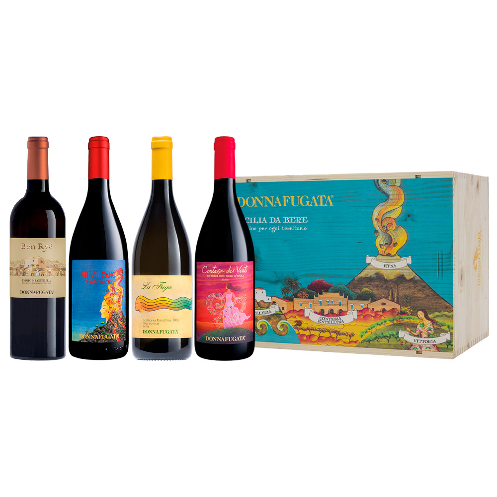 Scopri la magia e la passione della Sicilia con la bellissima cassetta regalo in legno "Sicilia da Bere": all'interno ci sono 4 bottiglie prestigiose, ognuna rappresentativa di un preciso territorio della Sicilia. Questa elegante confezione con coperchio ti trascina in un viaggio sensoriale attraverso i territori siciliani, offrendoti quattro delle etichette più prestigiose dell’azienda. “L’Italia, senza la Sicilia, non lascia alcuna immagine nell’anima: qua è la chiave di tutto.” J. W. Goethe “Viaggio in Italia”. Elegante e preziosa confezione, il regalo perfetto per gli appassionati del vino e del buon gusto.La spettacolare grafica è stata disegnata dal designer Stefano Vitale, con cui Donnafugata collabora da decenni. La cassetta contiene: 1x Ben Ryé Passito di Pantelleria DOC, 1x La Fuga Contessa Entellina DOC Chardonnay, 1x Sul Vulcano Etna Rosso DOC, 1x Contesa dei Venti Vittoria DOC Nero d'Avola.
