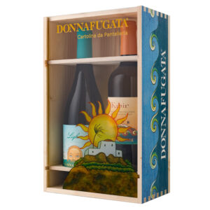 Confezione regalo “Cartolina da Pantelleria”, realizzata in legno con coperchio scorrevole in plexiglass decorati, contenente due etichette Donnafugata rappresentative del territorio di Pantelleria. La spettacolare grafica è stata disegnata dal designer Stefano Vitale, con cui Donnafugata collabora da decenni. Elegante e preziosa confezione, il regalo perfetto per gli appassionati del vino e del buon gusto.La cassetta contiene: 1x Lighea Sicilia DOC Bianco 0,75L - Vino Bianco e 1x Kabir Moscato di Pantelleria DOC 0,75L - Vino Dolce