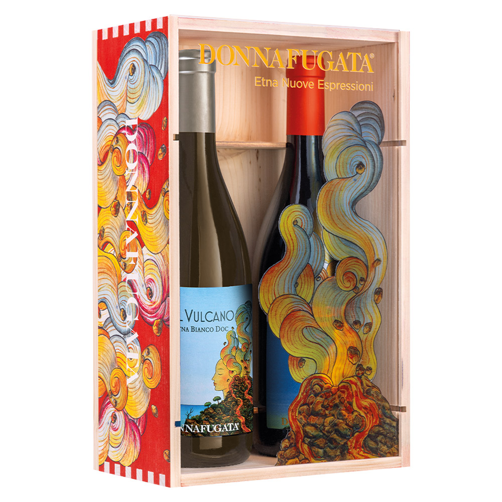 Confezione regalo “Etna Nuove Espressioni”, realizzata in legno con coperchio scorrevole in plexiglass decorati, contenente una bottiglia di Sul Vulcano Etna Rosso e una bottiglia di Sul Vulcano Etna Bianco Donnafugata, rappresentative del territorio vulcanico dell'Etna. La spettacolare grafica è stata disegnata dal designer Stefano Vitale, con cui Donnafugata collabora da decenni. Elegante e preziosa confezione, il regalo perfetto per gli appassionati del vino e del buon gusto. La cassetta contiene: 1x Sul Vulcano Etna Rosso DOC 0,75L e 1x Sul Vulcano Etna Bianco DOC 0,75L