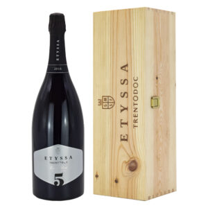 Etyssa Cuvée N°8 Trento DOC Millesimato Extra Brut ha un colore giallo paglierino brillante con riflessi dorati. Il perlage è costituito da una catena di bollicine sottile e persistente. Al naso presenta un bouquet intenso e potente, dominato da sentori fruttati e fiori bianchi, con leggere note di nocciola tostata, croissant e crosta di pane. Al palato si rivela pieno, fresco e ben bilanciato in tutte le sue componenti acide e sapide. Il finale è di notevole persistenza, di ottima finezza e pulizia. Etyssa vuole rappresentare la massima espressione dell'annata, poiché ogni vendemmia ha qualcosa di speciale da raccontare. Le Cuvée numerate, tutte millesimate, sono ottenute a partire da uve Chardonnay in purezza, coltivate sulle prendici del Monte Calisio a circa 500 m di altitudine, dove il clima mediterraneo incontra le fresche brezze alpine. L’annata 2019 si distingue particolarmente per la poca quantità, ma in compenso per la ricchezza in qualità e gusto. Etyssa Cuvée N°5 Millesimato 2019 Extra Brut Magnum è uno spumante Trento DOC ottenuto da 100% Chardonnay, massima espressione dell'annata.