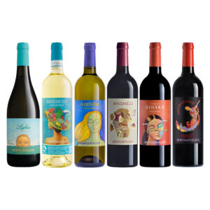 Scopri la magia e la passione della Sicilia con la bellissima cassetta regalo in legno da 6 bottiglie di Donnafugata. Questa elegante confezione con coperchio ti trascina in un viaggio sensoriale attraverso i territori siciliani, offrendoti sei delle etichette più rappresentative dell’azienda. Come scrisse J. W. Goethe nel suo “Viaggio in Italia”: “L’Italia, senza la Sicilia, non lascia alcuna immagine nell’anima: qua è la chiave di tutto.” La Sicilia è una terra che evoca emozioni profonde e offre una straordinaria varietà di paesaggi e sapori, e i vini di Donnafugata sono l’incarnazione di questa ricchezza culturale. Questa cassetta regalo in legno è un oggetto elegante e prezioso, perfetto per gli appassionati del vino e del buon gusto. La sua spettacolare grafica, creata in collaborazione con il rinomato designer Stefano Vitale, rappresenta un omaggio alla bellezza e all’arte che caratterizzano sia la Sicilia che Donnafugata.-La cassetta contiene: 1x Damarino Sicilia DOC, 1x Lighea Zibibbo Sicilia DOC, 1x Anthilia Sicilia DOC, 1x Sedara Sicilia DOC, 1x Sherazade Sicilia DOC Nero d'Avola, 1x Angheli Sicilia DOC.