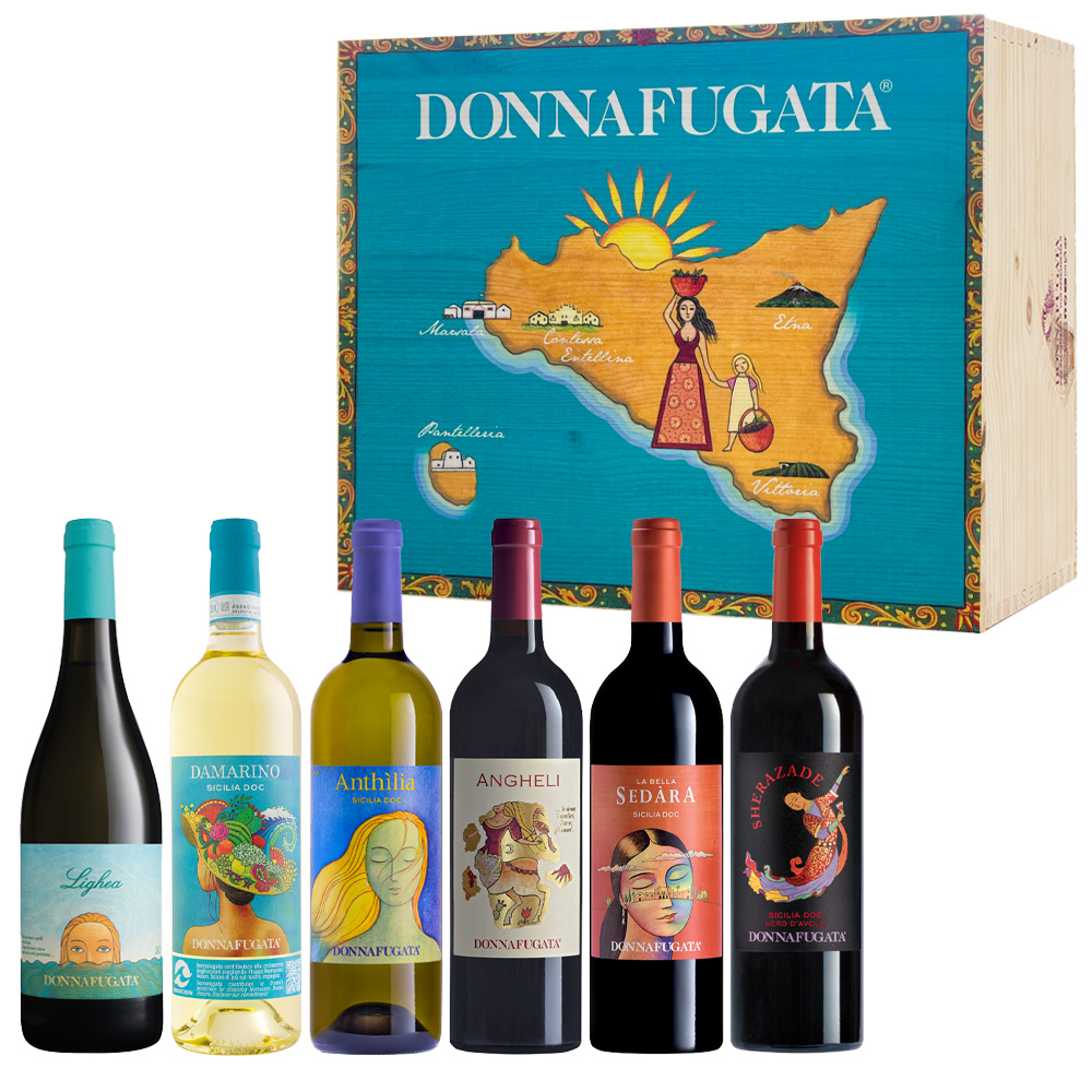 Scopri la magia e la passione della Sicilia con la bellissima cassetta regalo in legno da 6 bottiglie di Donnafugata. Questa elegante confezione con coperchio ti trascina in un viaggio sensoriale attraverso i territori siciliani, offrendoti sei delle etichette più rappresentative dell’azienda. Come scrisse J. W. Goethe nel suo “Viaggio in Italia”: “L’Italia, senza la Sicilia, non lascia alcuna immagine nell’anima: qua è la chiave di tutto.” La Sicilia è una terra che evoca emozioni profonde e offre una straordinaria varietà di paesaggi e sapori, e i vini di Donnafugata sono l’incarnazione di questa ricchezza culturale. Questa cassetta regalo in legno è un oggetto elegante e prezioso, perfetto per gli appassionati del vino e del buon gusto. La sua spettacolare grafica, creata in collaborazione con il rinomato designer Stefano Vitale, rappresenta un omaggio alla bellezza e all’arte che caratterizzano sia la Sicilia che Donnafugata.-La cassetta contiene: 1x Damarino Sicilia DOC, 1x Lighea Zibibbo Sicilia DOC, 1x Anthilia Sicilia DOC, 1x Sedara Sicilia DOC, 1x Sherazade Sicilia DOC Nero d'Avola, 1x Angheli Sicilia DOC.