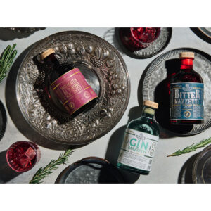 Dettaglio delle bottiglie di Gin, Bitter e Vermouth Rosso Mazzetti