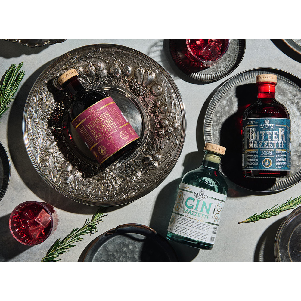 Dettaglio delle bottiglie di Gin, Bitter e Vermouth Rosso Mazzetti