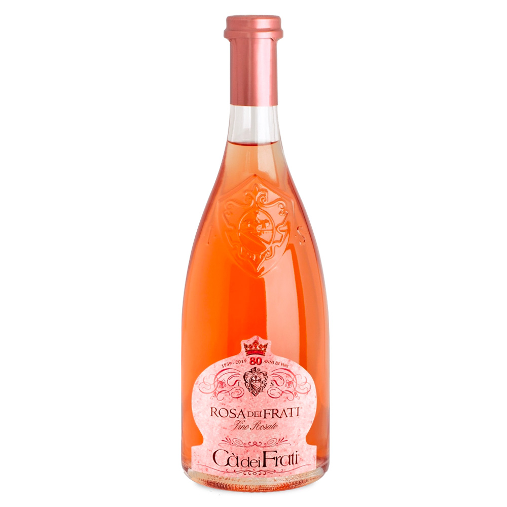 Cà dei Frati Rosa dei Frati Riviera del Garda Classico DOC ha un colore rosa tenue particolarmente invitante. Al naso si esprime con note floreali di biancospino, ricordi fruttati di mela verde e ciliegia selvatica, mandorla bianca sul finale. Al palato è fresco e leggiadro, ma, nel contempo, capace di sorprendere per la sua autorevolezza. È delicato e sapido, dotato di ottima freschezza, grazie alla sua piacevole acidità. Chiude con un finale di media persistenza, con continui richiami minerali. -Le rive meridionali del Benaco hanno conservato da sempre la tradizione di un vino leggiadro, fresco e gentile, proprio come questo Rosa dei Frati. Un rosato di alto livello, capace di sorprendere per la propria autorevolezza: è infatti un vino delicato ma incisivo, in grado di rivelarsi il protagonista della tavola. La facilità di beva invita continuamente al bicchiere con un atteggiamento di totale spensieratezza. Acquista Ca dei Frati Rosa dei Frati al miglior prezzo.