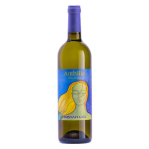 Donnafugata Anthilia Sicilia DOC Bianco ha un colore giallo paglierino vivido e lucente. Al naso emana profumi freschi e fragranti di frutta a polpa bianca come pesca, unite a sentori di campo e fiori. Al palato è fresco e vivace, caratterizzato da una piacevole sapidità. I richiami alla frutta sono evidenti, soprattutto sul finale. -Anthilia è un classico di Donnafugata, un bianco apprezzato in tutto il mondo per la sua grande espressività. Un vino molto versatile, adatto ad accompagnare varie preparazioni gastronomiche. È composto prevalentemente da Cataratto, in assemblaggio ad altri vitigni autoctoni ed internazionali. Fa parte della collezione “Freschi e Originali” di Donnafugata, vini piacevoli dall’animo siciliano. Da bere quando lo si desidera, rappresenta un piccolo “lusso quotidiano”. L’etichetta è il volto di una donna, misterioso e sfuggente come la civiltà degli Elimi, antico popolo della Sicilia occidentale che fondò Entella, nell’area dove oggi si trovano i vigneti di Donnafugata. Anthìlia è il nome dato in epoca romana alla città di Entella in cima all’omonima Rocca. Anthìlia oggi è il nome di un vino che si identifica nel territorio antico da cui trae origine. È il primo vino ad essere stato concepito a Donnafugata e resta ancora oggi nel cuore di tanti estimatori.
