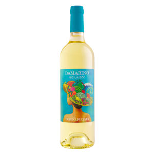 Donnafugata Damarino Sicilia DOC Bianco ha un colore giallo paglierino chiaro e luminoso. Al naso unisce sensazioni aromatiche delicate di fiori di sambuco e zagara, accompagnate da note fruttate e agrumate.Al palato è setoso e delicato, di buona freschezza e di grande equilibrioChiude con un finale di media persistenza orientato sul frutto, molto piacevole. Damarino è un vino bianco fresco e informale, ottenuto da uve Ansonica in assemblaggio con altre varietà a bacca bianca, una rappresentazione fedele del territorio siciliano.Un'etichetta dalla spiccata vocazione gastronomica, adatta ad ogni tipo di occasione. Fa parte della collezione “Freschi e Originali” di Donnafugata, vini piacevoli dall’animo siciliano. Da bere quando lo si desidera, rappresenta un piccolo “lusso quotidiano”. Damarino ha una nuova etichetta d'autore firmata da Stefano Vitale, l'eccezionale artista che riesce a far risplendere la personalità di ogni vino Donnafugata. La coloratissima veste grafica racchiude in uno scenografico cappello l'ammaliante profilo aromatico di questo vino e trasporta immediatamente in riva al mare, in compagnia di una donna misteriosa e affascinante.