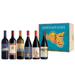 Scopri la magia e la passione della Sicilia con la bellissima cassetta regalo in legno da 6 bottiglie di Donnafugata. Questa elegante confezione con coperchio ti trascina in un viaggio sensoriale attraverso i territori siciliani, offrendoti sei delle etichette più prestigiose dell'azienda. Come scrisse J. W. Goethe nel suo "Viaggio in Italia": "L'Italia, senza la Sicilia, non lascia alcuna immagine nell'anima: qua è la chiave di tutto." La Sicilia è una terra che evoca emozioni profonde e offre una straordinaria varietà di paesaggi e sapori, e i vini di Donnafugata sono l'incarnazione di questa ricchezza culturale. Questa cassetta regalo in legno è un oggetto elegante e prezioso, perfetto per gli appassionati del vino e del buon gusto. La sua spettacolare grafica, creata in collaborazione con il rinomato designer Stefano Vitale, rappresenta un omaggio alla bellezza e all'arte che caratterizzano sia la Sicilia che Donnafugata. Ora, lascia che ti presentiamo le sei straordinarie etichette che troverai all'interno di questa cassetta:Mille e una Notte Sicilia DOC 0,75L: Un vino rosso di grande complessità e intensità, ottenuto da una selezione di uve autoctone siciliane. Con i suoi profumi avvolgenti di frutta matura, spezie e tabacco, è un vero e proprio capolavoro enologico. Tancredi Limited Edition Dolce & Gabbana Terre Siciliane IGT 0,75L: Un vino rosso che rappresenta l'incontro tra la tradizione enologica siciliana e l'eleganza del mondo della moda. Con una struttura potente e una raffinata complessità aromatica, è un vino da collezione che conquista i palati più esigenti.Bell'Assai Vittoria DOCG Frappato 0,75L: Un vino rosso elegante e vibrante, ottenuto dal vitigno autoctono siciliano Frappato. Con i suoi profumi di frutti rossi e spezie, accompagnati da una freschezza vivace, è l'ideale per momenti di convivialità e piacevoli serate.Floramundi Cerasuolo di Vittoria DOCG 0,75L: Un vino rosso unico nel suo genere, ottenuto dalla sapiente combinazione di uve Nero d'Avola e Frappato. Il suo colore rubino brillante e gli intensi profumi di frutta rossa e fiori si fondono con una straordinaria morbidezza e freschezza. Vigna di Gabri Sicilia DOC 0,75L : Un vino bianco di grande eleganza, ottenuto da uve Ansonica. Le sue note floreali e agrumate si sposano con una freschezza minerale e una delicata sapidità. È il compagno ideale per aperitivi raffinati e piatti di pesce. Kabir Moscato di Pantelleria DOC 0,75L: Un vino dolce e avvolgente, ottenuto da uve Moscato di Pantelleria. I suoi profumi intensi di fiori bianchi e frutta tropicale si uniscono a una dolcezza equilibrata e una freschezza vibrante. È l'ideale per accompagnare dessert e momenti di relax.-Con questa cassetta regalo in legno di Donnafugata, potrai immergerti nell'essenza autentica della Sicilia attraverso vini che raccontano storie di tradizione, passione e impegno enologico. Sia che tu stia cercando il regalo perfetto per un'appassionato di vino o che desideri concederti un'esperienza enologica straordinaria, questa collezione è esattamente ciò che fa al caso tuo. Acquista ora e goditi un viaggio indimenticabile attraverso i sapori della Sicilia con Donnafugata!