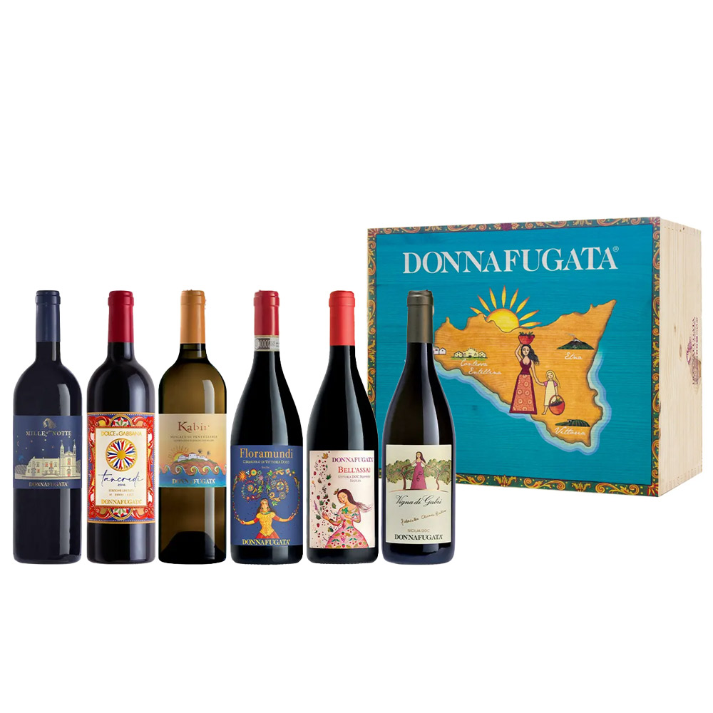 Scopri la magia e la passione della Sicilia con la bellissima cassetta regalo in legno da 6 bottiglie di Donnafugata. Questa elegante confezione con coperchio ti trascina in un viaggio sensoriale attraverso i territori siciliani, offrendoti sei delle etichette più prestigiose dell'azienda. Come scrisse J. W. Goethe nel suo "Viaggio in Italia": "L'Italia, senza la Sicilia, non lascia alcuna immagine nell'anima: qua è la chiave di tutto." La Sicilia è una terra che evoca emozioni profonde e offre una straordinaria varietà di paesaggi e sapori, e i vini di Donnafugata sono l'incarnazione di questa ricchezza culturale. Questa cassetta regalo in legno è un oggetto elegante e prezioso, perfetto per gli appassionati del vino e del buon gusto. La sua spettacolare grafica, creata in collaborazione con il rinomato designer Stefano Vitale, rappresenta un omaggio alla bellezza e all'arte che caratterizzano sia la Sicilia che Donnafugata. Ora, lascia che ti presentiamo le sei straordinarie etichette che troverai all'interno di questa cassetta:Mille e una Notte Sicilia DOC 0,75L: Un vino rosso di grande complessità e intensità, ottenuto da una selezione di uve autoctone siciliane. Con i suoi profumi avvolgenti di frutta matura, spezie e tabacco, è un vero e proprio capolavoro enologico. Tancredi Limited Edition Dolce & Gabbana Terre Siciliane IGT 0,75L: Un vino rosso che rappresenta l'incontro tra la tradizione enologica siciliana e l'eleganza del mondo della moda. Con una struttura potente e una raffinata complessità aromatica, è un vino da collezione che conquista i palati più esigenti.Bell'Assai Vittoria DOCG Frappato 0,75L: Un vino rosso elegante e vibrante, ottenuto dal vitigno autoctono siciliano Frappato. Con i suoi profumi di frutti rossi e spezie, accompagnati da una freschezza vivace, è l'ideale per momenti di convivialità e piacevoli serate.Floramundi Cerasuolo di Vittoria DOCG 0,75L: Un vino rosso unico nel suo genere, ottenuto dalla sapiente combinazione di uve Nero d'Avola e Frappato. Il suo colore rubino brillante e gli intensi profumi di frutta rossa e fiori si fondono con una straordinaria morbidezza e freschezza. Vigna di Gabri Sicilia DOC 0,75L : Un vino bianco di grande eleganza, ottenuto da uve Ansonica. Le sue note floreali e agrumate si sposano con una freschezza minerale e una delicata sapidità. È il compagno ideale per aperitivi raffinati e piatti di pesce. Kabir Moscato di Pantelleria DOC 0,75L: Un vino dolce e avvolgente, ottenuto da uve Moscato di Pantelleria. I suoi profumi intensi di fiori bianchi e frutta tropicale si uniscono a una dolcezza equilibrata e una freschezza vibrante. È l'ideale per accompagnare dessert e momenti di relax.-Con questa cassetta regalo in legno di Donnafugata, potrai immergerti nell'essenza autentica della Sicilia attraverso vini che raccontano storie di tradizione, passione e impegno enologico. Sia che tu stia cercando il regalo perfetto per un'appassionato di vino o che desideri concederti un'esperienza enologica straordinaria, questa collezione è esattamente ciò che fa al caso tuo. Acquista ora e goditi un viaggio indimenticabile attraverso i sapori della Sicilia con Donnafugata!