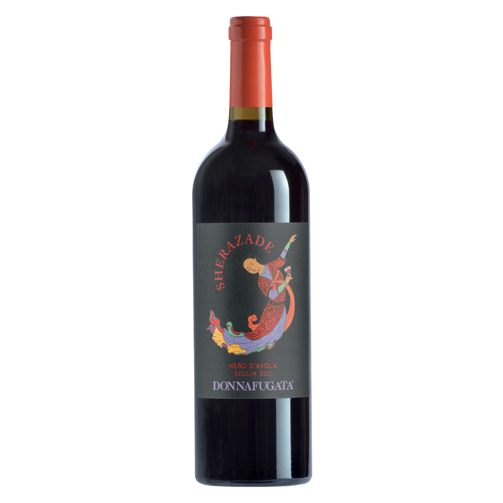 Donnafugata Sherazade Sicilia DOC Nero d'Avola ha un colore rosso rubino brillante con riflessi violacei, simbolo di gioventù. Al naso si apre con un bouquet fruttato, caratterizzati da sentori di susina e ciliegia, affiancati da delicate note speziate di pepe nero e quelle floreali di violetta. Al palato ritornano piacevolmente le note fruttate, una buona struttura e un equilibrio generale tra le varie componenti. Nel complesso, un rosso di grande morbidezza e di ottima freschezza. Il tannino è carezzevole e completa questo vino così fragrante e piacevole. Sherazade è un Nero d'Avola che incarna con grinta lo spirito mediterraneo di questo vitigno, un prodotto che rappresenta fedelmente il territorio.Colpisce per l'equilibrio perfetto tra naso e bocca, un'etichetta che regala una beva fresca, genuina e spensierata. Fa parte della collezione "Freschi e Originali" di Donnafugata, vini piacevoli dall'animo siciliano. Da bere quando lo si desidera, rappresenta un piccolo "lusso quotidiano".Sherazade, simbolico personaggio femminile e protagonista delle “Mille e una Notte”, con voce polposa di frutto, avvolta di drappi di spezie, racconta anche a voi le favole del capolavoro della letteratura orientale.