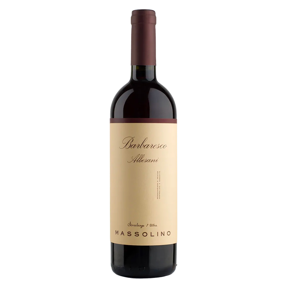 Massolino Albesani Barbaresco DOCG ha un colore rosso granato intenso. Al naso si esprime su profumi molto complessi, aperti e gradevolissimi, spaziando da sentori di fiori a quelli di frutta rossa matura. Dominano anche le note che ricordano fieno, spezie e tabacco, che donano una magnifica profondità e ampiezza nel calice. Al palato è ricco ed elegante, a tratti austero, capace di coniugare grande piacevolezza e ottime potenzialità evolutive. I tannini sono levigati e ben integrati, la freschezza è equilibrata. Chiude con un finale armonico e di ottima lunghezza gustativa. Il Barbaresco, per Massolino, rappresenta la realizzazione di un sogno: è infatti una novità per la cantina, storica produttrice di Barolo in Serralunga d'Alba.Il Cru Albesani, situato nel comune di Neive, è un bellissimo vigneto, con ottima esposizione ed altitudine, che permettono di offrire un'espressione del Nebbiolo molto particolare, improntata su equilibrio e finezza di rara eccellenza.La 2019, la prima annata in commercio, si traduce in un rosso ricco, elegante e, a tratti, austero, capace di congiungere grande piacevolezza e alto potenziale di invecchiamento. -Prodotto in pochissime bottiglie.