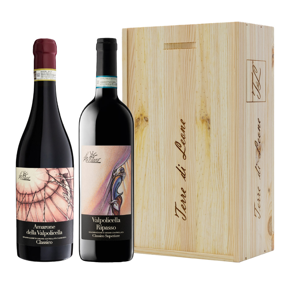 Raffinata cassetta regalo in legno massello con 2 bottiglie della linea Terre di Leone "Il Re Pazzo", con Amarone della Valpolicella Classico e Valpolicella Ripasso Classico Superiore DOC, perfetta per un regalo elegante agli amanti dei prestigiosi vini della Valpolicella e per tutte le occasioni importanti. Comprende:1x Amarone della Valpolicella Classico DOCG "Il Re Pazzo": si presenta di colore rosso rubino intenso e profumi di frutti di bosco, ciliegia matura e note floreali di viola e rosa. Al palato è corposo e vellutato, con tannini morbidi, buona freschezza e un finale lungo e fruttato. 1x Valpolicella Ripasso Classico Superiore DOC "Il Re Pazzo": ha un colore rosso rubino intenso e profumi di ciliegia matura, violetta e note balsamiche. Al palato è elegante, morbido e setoso, con tannini equilibrati e un finale lungo e piacevole, fresco e di grande armonia. La linea “Il Re Pazzo” di Terre di Leone rappresenta l’anima più moderna e immediata dei vini della Valpolicella. È pensata per esprimere con sincerità e spontaneità il carattere del territorio, ma con uno stile più disinvolto, fresco e godibile. I vini di questa linea si distinguono per il frutto intenso e polposo, la morbidezza dei tannini e una sorprendente freschezza che li rende equilibrati e piacevoli da bere, capaci di conquistare fin dal primo sorso senza rinunciare all’eleganza e alla complessità tipiche della Valpolicella.