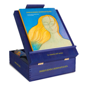 Confezione regalo "Inseguendo Donnafugata", realizzata in legno blu e contenente 3 etichette Donnafugata rappresentative della Sicilia. La "cassetta dell'artista" rende omaggio al legame indissolubile tra Donnafugata e l'Arte: una cassetta in legno multiuso, che si trasforma in cavalletto da tavolo e scatola dei colori. Contiene inoltre il catalogo "Inseguendo Donnafugata", con le illustrazioni del designer Stefano Vitale, con cui Donnafugata collabora da decenni. Elegante e preziosa cassetta, il regalo perfetto per gli appassionati del vino e del buon gusto. La cassetta contiene: 1x Vigna di Gabri Sicilia DOC 2021 0,75L - Vino Bianco, 1x Floramundi Cerasuolo di Vittoria DOCG 2020 0,75L - Vino Rosso, 1x Sul Vulcano Etna Rosso DOC 2019 0,75L - Vino Rosso