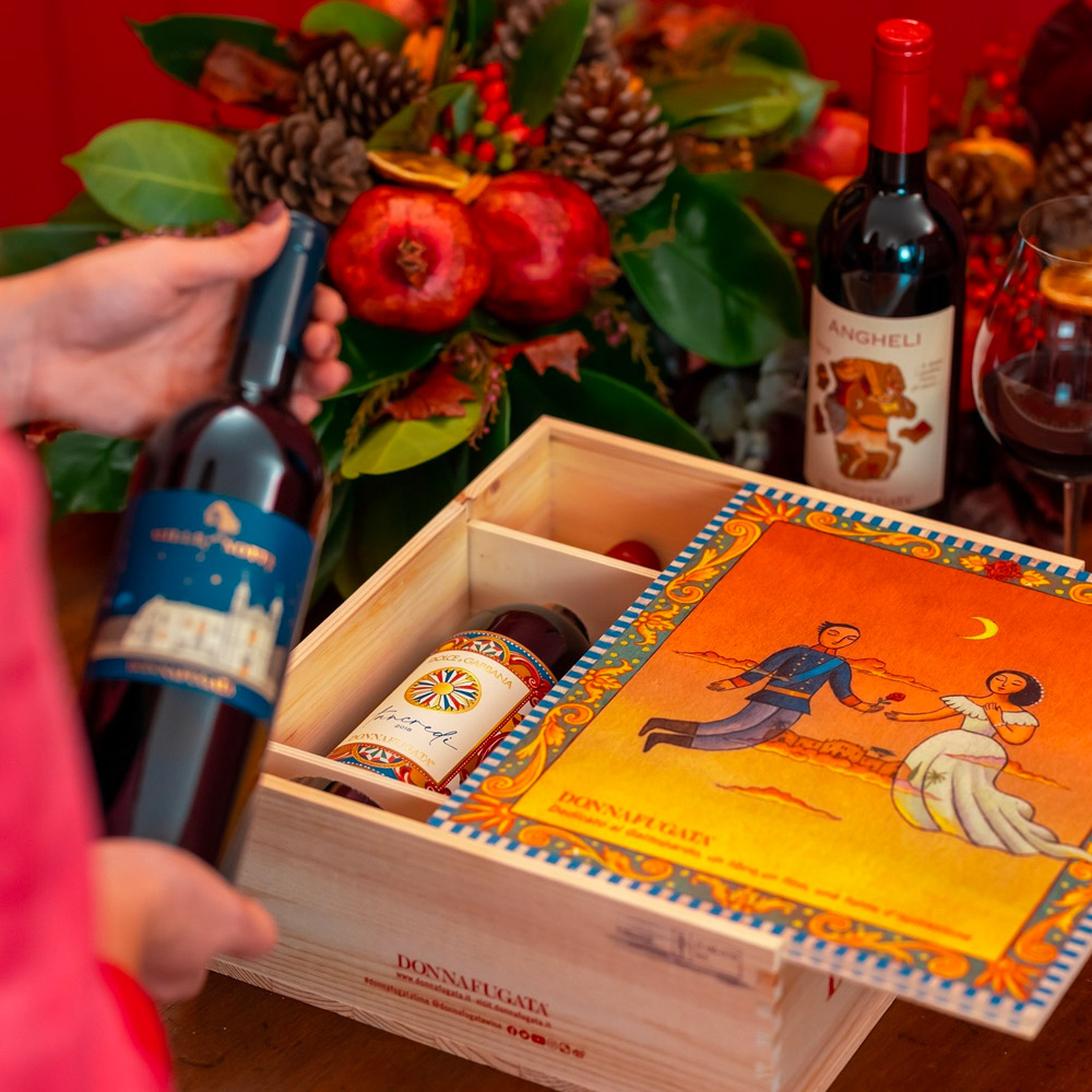 Scopri la magia e la passione della Sicilia con la bellissima cassetta regalo in legno “Il Gattopardo”: all’interno ci sono 3 bottiglie prestigiose, ognuna rappresentativa di un preciso territorio della Sicilia. La confezione è dedicata interamente all’opera letteraria “Il Gattopardo” dello scrittore Tomasi di Lampedusa: un libro, un film, una fonte d’ispirazione. La spettacolare grafica è stata disegnata dal designer Stefano Vitale, con cui Donnafugata collabora da decenni.-Elegante e preziosa confezione, il regalo perfetto per gli appassionati del vino e del buon gusto. La cassetta contiene: 1x Angheli Sicilia Rosso DOC, 1x Tancredi Limited Edition D&G Terre Siciliane IGT Rosso, 1x Mille e una Notte Sicilia Rosso DOC