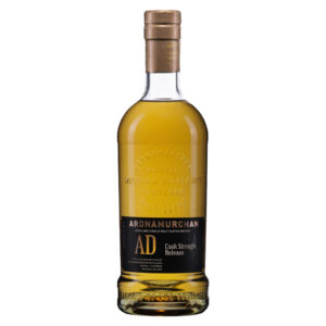 Ardnamurchan Distillery AD/ CASK STRENGTH Highland Single Malt Scotch Whisky si presenta di un bel colore dorato deciso, dovuto in parte alla permanenza in botti ex bourbon che hanno subito la carbonizzazione. Il profumo è intenso ed estremamente sfaccettato, partendo dai sentori classici del malto, seguito da note vegetali e fumé di torba, miele e spezie dolci come vaniglia e caramello salato. Scatola di sigari, sentori salmastri e note balsamiche di eucalipto chiudono il quadro olfattivo alla perfezione.Al palato è vellutato e di ottima pienezza, estremamente morbido e rotondo, dove ritornano i ricordi di scatola di sigari e caramello. Presente anche la parte più fruttata che rievoca mela verde e limone. Quasi infinita la persistenza gustativa. Un whisky che promette davvero grandi sensazioni anche dopo anni di invecchiamento.-Scotch Whisky a gradazione piena, ottenuto per l'87% da malto torbato e per il 13% da malto non torbato. Invecchiamento 90% in botti ex bourbon, 10% in botti ex sherry. La durata dell’invecchiamento non è specificata in termini di anni in etichetta, in quanto Ardnamurchan non vuole standardizzare nel tempo i Whisky prodotti, sempre differenti a seconda del batch di produzione.