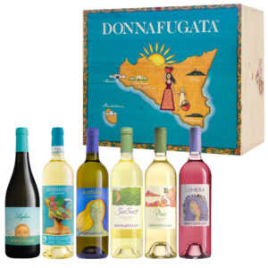 Scopri la bellezza e l'espressività dei territori della Sicilia con la meravigliosa Cassetta Regalo in legno da 6 bottiglie di Donnafugata. Questa elegante confezione è un vero tesoro che racchiude sei delle etichette di vini bianchi più amate dell'azienda.-Immergiti in un viaggio sensoriale attraverso i territori siciliani, grazie a vini freschi e beverini che sono semplicemente perfetti per l'estate. Queste bottiglie ti offrono un'esperienza unica, che puoi condividere con amici e familiari durante aperitivi e cene all'aperto.-Come scriveva J. W. Goethe nel suo "Viaggio in Italia": "L'Italia, senza la Sicilia, non lascia alcuna immagine nell'anima: qua è la chiave di tutto." La Sicilia è una terra che evoca emozioni profonde e offre una straordinaria varietà di paesaggi e sapori, e i vini di Donnafugata sono un'autentica rappresentazione di questa ricchezza.-La cassetta regalo è un'opera d'arte in sé. La sua spettacolare grafica è stata creata dal rinomato designer Stefano Vitale, un partner di lunga data di Donnafugata. L'attenzione ai dettagli e l'estetica raffinata di questa confezione la rendono il regalo ideale per gli amanti del vino e del buon gusto.-Ora, lascia che ti presentiamo le sei prelibatezze che troverai all'interno della cassetta:Damarino Sicilia DOC 0,75L: Un vino bianco dal carattere vibrante, con una piacevole freschezza e note aromatiche che ricordano i fiori di campo e i frutti esotici. È l'ideale per accompagnare piatti a base di pesce e crostacei.Lighea Zibibbo Sicilia DOC 0,75L: Un vino che sprigiona tutta l'intensità del vitigno autoctono Zibibbo. I profumi floreali e gli accenni di agrumi si fondono con una piacevole mineralità, creando un'esperienza gustativa indimenticabile. Perfetto da abbinare a antipasti leggeri e formaggi freschi.Anthilia Sicilia DOC 0,75L: Un vino elegante e raffinato, ottenuto dalla sapiente combinazione di uve Catarratto e Ansonica. Le sue sfumature floreali e agrumate si armonizzano con una piacevole acidità, donando un sorso equilibrato e fresco. Ideale per accompagnare primi piatti a base di pesce e verdure.Prio Sicilia DOC Lucido 0,75L: Un vino dal carattere unico, ottenuto da uve Grillo. Il suo colore brillante e la freschezza intensa si uniscono a note fruttate e un leggero sentore di erbe aromatiche. Questo vino versatile si presta a molteplici abbinamenti gastronomici, tra cui aperitivi, primi piatti di pesce e carni bianche.Sur Sur Sicilia DOC Grillo 0,75L: Un vino bianco di grande personalità, che esprime tutto il potenziale del vitigno Grillo. I profumi di frutta tropicale e agrumi si sposano con una piacevole mineralità, creando un vino complesso e avvolgente. Perfetto per accompagnare piatti a base di pesce e sushi.Lumera Sicilia DOC Rosato 0,75L: Un vino rosato delicato e fresco, ottenuto da uve Nero d'Avola. Il suo colore rosa tenue e gli aromi di fragole e fiori rendono ogni sorso un'esperienza leggera e piacevole. Ideale da gustare come aperitivo o in abbinamento a piatti a base di pesce e verdure grigliate.Con questa cassetta regalo in legno di Donnafugata, avrai il piacere di scoprire sei vini bianchi straordinari, che rappresentano al meglio il territorio e la passione dell'azienda. Sia che tu stia cercando un regalo unico per un appassionato di vino, o desideri semplicemente concederti una deliziosa esperienza enologica estiva, questa collezione è esattamente ciò di cui hai bisogno. Acquista ora e fai un viaggio indimenticabile attraverso i sapori della Sicilia con Donnafugata!