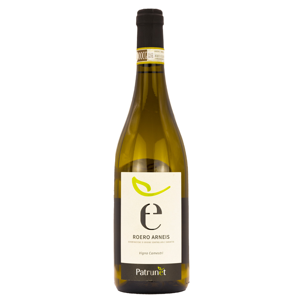 Patrunet Vigna Camestrì Roero Arneis DOCG si presenta di colore giallo paglierino luminoso con riflessi verdolini.Al naso spiccano i delicati sentori di fruttati di pesca bianca, parti agrumate, frutti esotici e fiori di campo, che si arricchiscono di sbuffi minerali ed erbe aromatiche.Al palato risulta raffinato, fresco, piacevolmente fruttato e di buona struttura.Chiude con un finale di ottima persistenza, di grande impronta aromatica. L'Arneis è un vitigno autoctono piemontese, robusto e tutt'altro che fragile, che non teme il terreno povero e le pendenze impetuose. L'azienda agricola Patrunèt lo coltiva all'interno della Vigna Camestrì, un vigneto particolarmente vocato e con un'ottima esposizione, dove le generazioni precedenti hanno piantato le barbatelle. Nel tempo l'Arneis è stato tante cose: vino da tavola, da messa, vino dolce e persino vermouth. Da Patrunèt le uve Arneis diventano un bianco secco, con il suo carattere forte e i profumi delle colline su cui matura. 