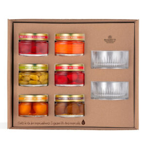 Il Set Degustazione Frutta sotto Spirito è una confezione regalo innovativa, realizzata dalla distilleria piemontese Mazzetti d'Altavilla e new entry del catalogo 2023. All'interno del kit è presente una selezione di frutta sotto spirito in pratici vasetti assaggio assieme a due coppette di vetro per il servizio. Frutti diversi, abbinati a spiriti differenti. Parte così l’invitante viaggio alla scoperta della pregiata frutta al liquore dello storico marchio Flambar di Mazzetti d’Altavilla!In questo kit, l’esperienza si fa colorata, profumata e indubbiamente molto gustosa grazie alla selezione di pregiata frutta di prima scelta, esaltata dall’incontro con lo spirito che più riesce a moltiplicare il piacere dell’abbinamento. E così scegliere la varietà non sarà più un problema ed anzi ogni giorni si potranno ideare nuove fantasiose creazioni in cucina e nel fine pasto. Contiene: • 1x Ciliegie con Cherry Brandy Luxardo • 1x Arance con Brandy • 1x Uva con Grappa • 1x Ciliegie allo Spirito • 1x Albicocche con Vodka • 1x Marroni con Brandy e Cacao