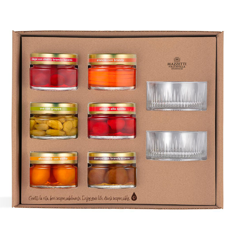 Il Set Degustazione Frutta sotto Spirito è una confezione regalo innovativa, realizzata dalla distilleria piemontese Mazzetti d'Altavilla e new entry del catalogo 2023. All'interno del kit è presente una selezione di frutta sotto spirito in pratici vasetti assaggio assieme a due coppette di vetro per il servizio. Frutti diversi, abbinati a spiriti differenti. Parte così l’invitante viaggio alla scoperta della pregiata frutta al liquore dello storico marchio Flambar di Mazzetti d’Altavilla!In questo kit, l’esperienza si fa colorata, profumata e indubbiamente molto gustosa grazie alla selezione di pregiata frutta di prima scelta, esaltata dall’incontro con lo spirito che più riesce a moltiplicare il piacere dell’abbinamento. E così scegliere la varietà non sarà più un problema ed anzi ogni giorni si potranno ideare nuove fantasiose creazioni in cucina e nel fine pasto. Contiene: • 1x Ciliegie con Cherry Brandy Luxardo • 1x Arance con Brandy • 1x Uva con Grappa • 1x Ciliegie allo Spirito • 1x Albicocche con Vodka • 1x Marroni con Brandy e Cacao