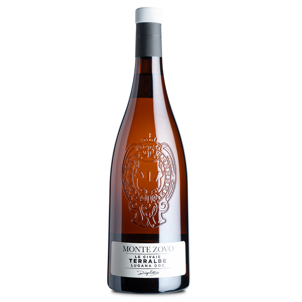 Monte Zovo Le Civaie Terralbe Lugana DOC ha un colore giallo paglierino con riflessi verdolini. Al naso dominano subito le note di frutta tropicale e quelle agrumate del bergamotto, seguite da sensazioni di menta ed erbe aromatiche, nonché note minerali di pietra focaia. Al palato si distingue per il buon equilibrio, estrema scorrevolezza e rotondità. Chiude con un finale persistente, con gradevoli ricordi fruttati. - LUGANA TERRALBE, EMBLEMA DELLA BIODIVERSITÀ Questo lugana nasce dall'ambizione e da un profondo rispetto del territorio. Nasce in un luogo di rara bellezza, ai piedi della Torre di San Martino della Battaglia, su uno dei pochi rilievi da dove è possibile scorgere il Lago di Garda in lontananza. Le argille bianche di tipo sabbioso e l'origine morenica del terreno danno vita ad uve dalle qualità uniche, che conferiscono a questo vino freschezza e volume.