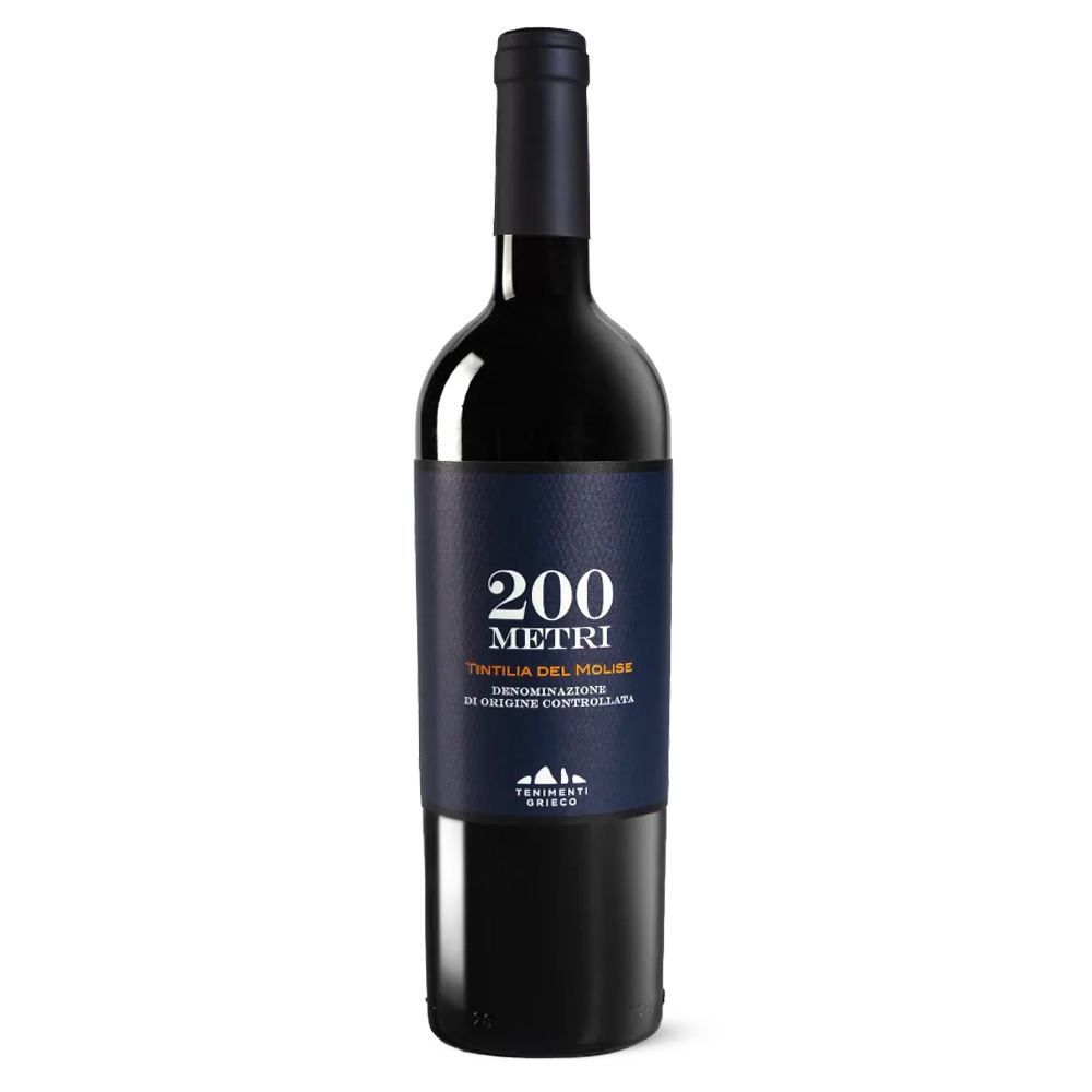 Tenimenti Grieco 200 Metri Tintilia del Molise DOC ha un colore rosso rubino intenso e vivace. Al naso, un corredo speziato anticipa le note fragranti di ciliegia, marasca, prugna ed erbe aromatiche. Al palato si dimostra un rosso morbido ed avvolgente, dai tannini delicati e da una piacevole freschezza. Piacevole anche la persistenza finale, con un ritorno di gradevoli note pepate. -La Tintilia è un vitigno autoctono a bacca nera, presente esclusivamente in Molise. Un rosso di alta qualità, profumato e molto versatile negli abbinamenti.“200 Metri” è l’altitudine minima sul livello del mare imposta dal rigoroso disciplinare di produzione delle “uve di alta collina” destinate alla produzione di questo Tintilia del Molise DOC, un esclusivo fuoriclasse molisano. Bottiglia magnum da 1,5L, confezionata in cassa legno singola. Perfetta per un regalo o per una cena in compagnia. 