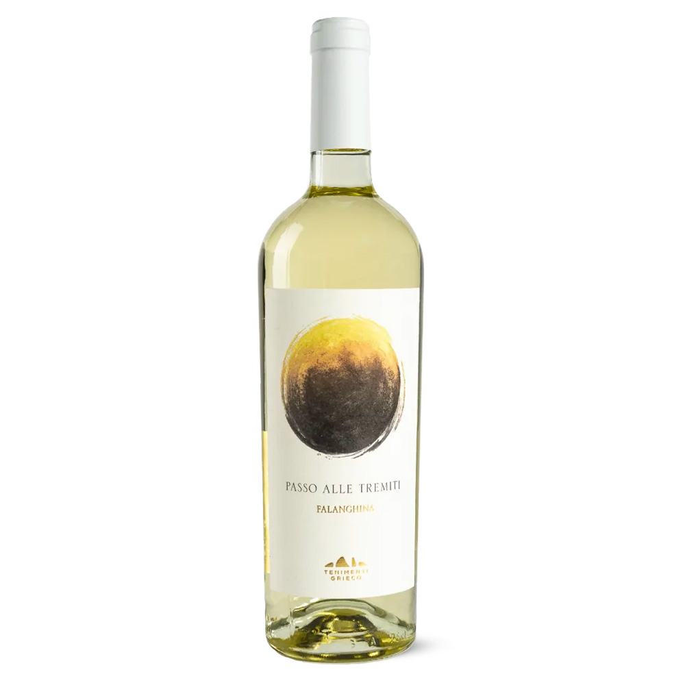 Tenimenti Grieco Passo alle Tremiti Falanghina Molise DOC ha un colore giallo paglierino intenso. Al naso si esprime con un corredo aromatico tipico del varietale, caratterizzato da note floreali e fruttate evolute, sulle quali emergono sentori più agrumati. Al palato risulta un bianco caldo e di buona persistenza, con un finale piacevolmente salino. Passo alle Tremiti sottolinea l'importanza della vicinanza del mare per i vigneti: qui, guardando il mare verso le Isole Tremiti, si ottengono uve particolarmente profumate, ricche di aromi fruttati e che donano una spiccata mineralità. Dai quattro vitigni che popolano queste colline nascono vini dotati di un'identità specifica ed inimitabile, derivante dalle componenti ambientali dominanti: sole, vento, mare e terra. Ottenuto da uve Falanghina in purezza.