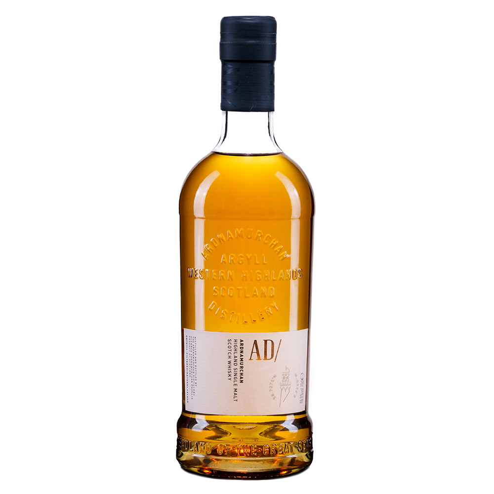Ardnamurchan Distillery AD/10.22:04 è un Highland Single Malt Scotch Whisky prodotto in meno di 24.000 bottiglie per tutto il mondo.È stato maturato al 65% in barili ex-Bourbon e per il 35% in botti ex-Sherry di Ximenez-Spinola. Il 50% del malto è stato torbato e l'imbottigliamento è avvenuto senza filtrazioni a freddo e senza l'aggiunta di caramello. CARATTERISTICHE ORGANOLETTICHEAll'aspetto appare di colore dorato luminoso. Al naso evoca sensazioni complesse che ricordano marshmallow alla fiamma, note minerali, olio essenziale di arancia, profumo di popcorn. Al palato è pieno, ricco e complesso, con ritorni di popcorn salati, sale marino, cordiale al lime, marmellata di arancia amara, cioccolato fondente ed una nota di Old Fashioned leggermente affumicato.Un whisky che promette davvero grandi sensazioni anche dopo anni di invecchiamento. È possibile controllare il numero di bottiglia scansionando il QR Code nel retro etichetta. Ardnamurchan è la prima distilleria scozzese ad adottare la tecnologia blockchain, per fornire la tracciabilità completa della catena produttiva, con ogni dettaglio e nome degli operatori che hanno svolto le varie fasi di produzione.