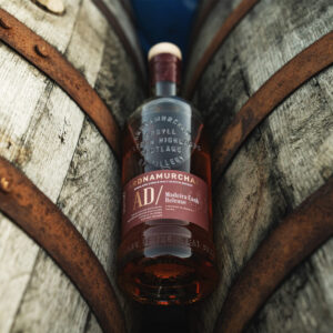 L'Ardnamurchan AD/ Madeira Cask Release è un Single Malt affascinante e complesso che cattura appieno l'anima selvaggia della penisola scozzese in cui sorge la distilleria, affacciata sull'Oceano Atlantico. A differenza della prima edizione del 2022, questo nuovo lotto del 2025 introduce una significativa e intrigante evoluzione: il distillato di partenza è infatti composto da un sapiente blend che unisce per circa il 60% malto non torbato e per il 40% malto torbato. Distillato nel 2018, il liquido ha trascorso la prima fase della sua maturazione in botti ex-bourbon americano, per poi essere travasato (re-racked) in pregiate botti ex-vino Madeira, dove ha riposato per oltre due anni prima dell'imbottigliamento. Imbottigliato a quasi 7 anni d'età con una gradazione di 52% vol., senza filtrazione a freddo e senza coloranti aggiunti, è una limited release di sole 19.598 bottiglie totali. - Al naso il profilo è ricco, dolce e finemente speziato, aprendosi con seducenti note di cacao in polvere, prugne stufate, mandorle zuccherate e budino al burro, arricchite da freschi tocchi di ribes rosso e noce moscata. In bocca l'influenza del Madeira si fonde magnificamente con la leggera torbatura, regalando un sorso materico ed equilibrato: spiccano sapori vibranti di caramelle alla cannella, mela caramellata, frutta secca salata e gocce di cioccolato, su un rinfrescante fondo di aghi di pino e fragole al pepe nero. Il finale è di medio peso, polveroso, persistente e con una chiusura elegantemente secca, tipica dei grandi affinamenti in vino.