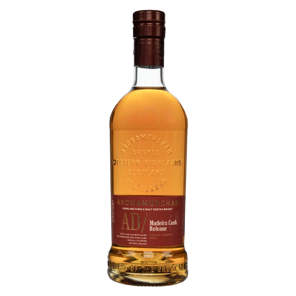 L'Ardnamurchan AD/ Madeira Cask Release è un Single Malt affascinante e complesso che cattura appieno l'anima selvaggia della penisola scozzese in cui sorge la distilleria, affacciata sull'Oceano Atlantico. A differenza della prima edizione del 2022, questo nuovo lotto del 2025 introduce una significativa e intrigante evoluzione: il distillato di partenza è infatti composto da un sapiente blend che unisce per circa il 60% malto non torbato e per il 40% malto torbato. Distillato nel 2018, il liquido ha trascorso la prima fase della sua maturazione in botti ex-bourbon americano, per poi essere travasato (re-racked) in pregiate botti ex-vino Madeira, dove ha riposato per oltre due anni prima dell'imbottigliamento. Imbottigliato a quasi 7 anni d'età con una gradazione di 52% vol., senza filtrazione a freddo e senza coloranti aggiunti, è una limited release di sole 19.598 bottiglie totali. - Al naso il profilo è ricco, dolce e finemente speziato, aprendosi con seducenti note di cacao in polvere, prugne stufate, mandorle zuccherate e budino al burro, arricchite da freschi tocchi di ribes rosso e noce moscata. In bocca l'influenza del Madeira si fonde magnificamente con la leggera torbatura, regalando un sorso materico ed equilibrato: spiccano sapori vibranti di caramelle alla cannella, mela caramellata, frutta secca salata e gocce di cioccolato, su un rinfrescante fondo di aghi di pino e fragole al pepe nero. Il finale è di medio peso, polveroso, persistente e con una chiusura elegantemente secca, tipica dei grandi affinamenti in vino.