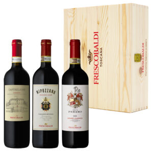 Elegante cassetta in legno personalizzata "Frescobaldi", contenente tre espressioni diverse di Chianti: Castiglioni Chianti DOCG, Nipozzano Riserva Chianti Rufina DOCG e Tenuta Perano Chianti Classico DOCG. Tre declinazioni, territori e tenute diverse tutte da scoprire. Di ottima presentazione, questa cassetta è un’originale idea regalo per appassionati e amanti del buon vino. La cassetta comprende: Castiglioni Chianti DOCG: è un rosso quotidiano, schietto ed immediato, che riflette le caratteristiche intrinseche del territorio. Nel contempo morbido, leggero e piacevolmente fruttato, dal carattere equilibrato. Nipozzano Chianti Rufina Riserva DOCG: è un rosso che si contraddistingue per l’ampio bouquet di note fruttate, floreali e speziate, nonché per essere ampio e rotondo al palato. Tenuta Perano Chianti Classico DOCG: nasce sulle colline di Gaiole in Chianti, uno dei comuni storici per la produzione di Chianti Classico. È un rosso dal colore violaceo brillante, profumi fruttati intensi e grande struttura tannica, permeata di un’elegante vibrazione.