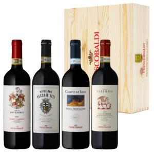 Elegante cassetta in legno personalizzata "Frescobaldi", contenente quattro diverse espressioni di Sangiovese: Tenuta Perano Chianti Classico, Nipozzano Riserva Chianti Rufina, Campo ai Sassi Rosso di Montalcino e Tenuta Calimaia Vino Nobile di Montepulciano. Attraverso questo tasting kit si riesce a percorrere un viaggio nei quattro territori, molto diversi tra loro, scoprendo le diverse sfumature che meglio li caratterizzano. La cassetta comprende: Tenuta Perano Chianti Classico DOCG: nasce sulle colline di Gaiole in Chianti, uno dei comuni storici per la produzione di Chianti Classico.È un rosso dal colore violaceo brillante, profumi fruttati intensi e grande struttura tannica, permeata di un’elegante vibrazione. Nipozzano Vecchie Viti Chianti Rufina Riserva DOCG: questo vino ha origine dalle più antiche viti del Castello Nipozzano, di età superiore ai 40 anni e dotate di un profondo e sviluppato apparato radicale.Il risultato è un rosso profondo, dal bouquet olfattivo complesso. È estremamente elegante al palato, con una grande struttura e un corredo speziato e balsamico intrigante. Campo ai Sassi Rosso di Montalcino DOC: è un rosso che esprime al meglio le caratteristiche tipiche del Sangiovese, in una versione più schietta, giovane e moderna. Si contraddistingue per la grande piacevolezza di beva, grazie alla sua freschezza. Tenuta Calimaia Vino Nobile di Montepulciano DOCG: nasce nella zona storica, una delle più vocate per la produzione di uve per questa denominazione. È un rosso dal bouquet complesso e sfaccettato, voluminoso ed energico al palato. 