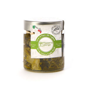 Masseria Calongo Cime di Rapa alla Pugliese in Olio EVO 220g La cima di rapa è uno degli ortaggi più tipici e rappresentativi della Puglia, molto spesso associate alle orecchiette. Viene seminata in campo aperto ad inizio autunno, con un raccolto che più durare da fine Novembre fino agli inizi di aprile in base alle temperature e alle varietà. La raccolta viene effettuata a mano, selezionando solo le cime più tenere. Una volta raccolte vengono immediatamente lavorate: si lavano, si sbollentano e si sistemano manualmente all'interno dei vasetti, colmati rigorosamente di olio extravergine di oliva, aglio e peperoncino. Masseria Calongo è una realtà che sorge in Valle d'Itria, una porzione di territorio nella parte centrale della Puglia, a cavallo tra le province di Bari e Brindisi. Tutte le fasi, dalla coltivazione della materia prima, alla lavorazione, fino al confezionamento del prodotto finito, vengono gestite interamente dall'azienda agricola Masseria Calongo. Viene inoltre utilizzato solo olio extravergine di oliva di produzione propria per tutte le conserve di verdura, proponendo quindi sul mercato un prodotto sano, di qualità, a Km Zero e 100% Made in Puglia. Prodotto da Masseria Calongo S.S. - Contrada Calongo 4 - 72014 Cisternino (BR)