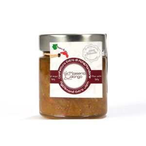 Masseria Calongo Confettura Extra di Fichi e Mandorle 260g - Per realizzare questa confettura extra si utilizza oltre l'80% di frutta. I fichi sono coltivati internamente all'azienda, nel cuore della Valle d'Itria. Dopo essere stati raccolti manualmente, vengono selezionati, privati del picciolo e tagliati a pezzi grossi. Grazie alla loro naturale dolcezza si aggiunge pochissimo zucchero. Le mandorle vengono aggiunte durante la cottura, a fette sottilissime. Ideale per una colazione salutare ed energetica, da spalmare su una fetta di pane fresco. Ottima per la farcitura di crostate, strudel, può essere abbinata a torte e gelati di vario genere. Perfetta anche per accompagnare formaggi stagionati e semi stagionati. Masseria Calongo è una realtà che sorge in Valle d'Itria, una porzione di territorio nella parte centrale della Puglia, a cavallo tra le province di Bari e Brindisi. Tutte le fasi, dalla coltivazione della materia prima, alla lavorazione, fino al confezionamento del prodotto finito, vengono gestite interamente dall'azienda agricola Masseria Calongo. Viene inoltre utilizzato solo olio extravergine di oliva di produzione propria per tutte le conserve di verdura, proponendo quindi sul mercato un prodotto sano, di qualità, a Km Zero e 100% Made in Puglia. Prodotto da Masseria Calongo S.S. - Contrada Calongo 4 - 72014 Cisternino (BR)