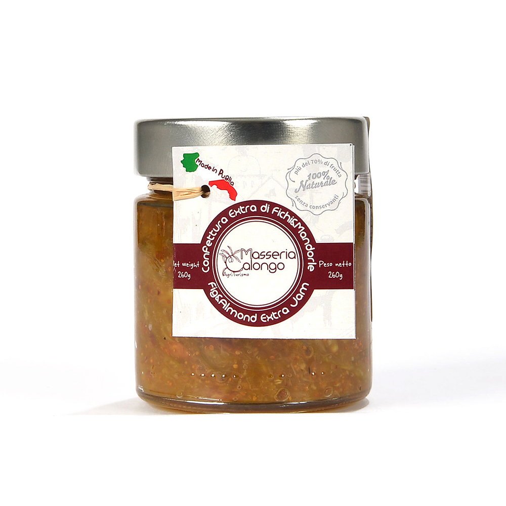 Masseria Calongo Confettura Extra di Fichi e Mandorle 260g - Per realizzare questa confettura extra si utilizza oltre l'80% di frutta. I fichi sono coltivati internamente all'azienda, nel cuore della Valle d'Itria. Dopo essere stati raccolti manualmente, vengono selezionati, privati del picciolo e tagliati a pezzi grossi. Grazie alla loro naturale dolcezza si aggiunge pochissimo zucchero. Le mandorle vengono aggiunte durante la cottura, a fette sottilissime. Ideale per una colazione salutare ed energetica, da spalmare su una fetta di pane fresco. Ottima per la farcitura di crostate, strudel, può essere abbinata a torte e gelati di vario genere. Perfetta anche per accompagnare formaggi stagionati e semi stagionati. Masseria Calongo è una realtà che sorge in Valle d'Itria, una porzione di territorio nella parte centrale della Puglia, a cavallo tra le province di Bari e Brindisi. Tutte le fasi, dalla coltivazione della materia prima, alla lavorazione, fino al confezionamento del prodotto finito, vengono gestite interamente dall'azienda agricola Masseria Calongo. Viene inoltre utilizzato solo olio extravergine di oliva di produzione propria per tutte le conserve di verdura, proponendo quindi sul mercato un prodotto sano, di qualità, a Km Zero e 100% Made in Puglia. Prodotto da Masseria Calongo S.S. - Contrada Calongo 4 - 72014 Cisternino (BR)
