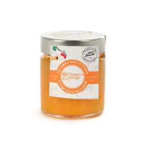 Masseria Calongo Marmellata Extra di Arance 260g - Per realizzare questa marmellata extra si utilizza oltre il 70% di frutta, con arance italiane di altissima qualità. Dopo essere state selezionate, vengono tagliate e fatte a cubetti, proprio per conservare i pezzetti di frutta all'interno della marmellata. Durante la cottura si aggiunge pochissimo zucchero e succo di limone come conservante naturale. Ideale per una colazione salutare, da spalmare su una fetta di pane fresco. Ottima per la farcitura di crostate, strudel, può essere abbinata a torte e gelati di vario genere. Perfetta anche per accompagnare una grande varietà di formaggi freschi a pasta molle come ricotta, camembert e mascarpone. Masseria Calongo è una realtà che sorge in Valle d'Itria, una porzione di territorio nella parte centrale della Puglia, a cavallo tra le province di Bari e Brindisi. Tutte le fasi, dalla coltivazione della materia prima, alla lavorazione, fino al confezionamento del prodotto finito, vengono gestite interamente dall'azienda agricola Masseria Calongo. Viene inoltre utilizzato solo olio extravergine di oliva di produzione propria per tutte le conserve di verdura, proponendo quindi sul mercato un prodotto sano, di qualità, a Km Zero e 100% Made in Puglia. Prodotto da Masseria Calongo S.S. - Contrada Calongo 4 - 72014 Cisternino (BR)
