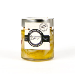 Masseria Calongo Zucchine e Menta in Olio EVO 220g - Le zucchine vengono coltivate in campo aperto nel mese di aprile e raccolte manualmente tra giugno e luglio. Una volta raccolte vengono immediatamente selezionate e lavorate a mano: vengono lavate, affettate e sistemate in apposite vasche per la salatura. Una volta persi i liquidi in eccesso, vengono nuovamente lavate con acqua e aceto e sistemate nei vasetti con olio extravergine di oliva biologico, aglio, peperoncino e menta, che dona un sentore particolarmente fresco.  Le Zucchine e Menta sono una tipica ricetta pugliese, tramandata dalle nonne, un piacevole contorno o antipasto dal gusto rinfrescante. Sono ideali, inoltre, per arricchire panini o sandwich. - Masseria Calongo è una realtà che sorge in Valle d'Itria, una porzione di territorio nella parte centrale della Puglia, a cavallo tra le province di Bari e Brindisi. Tutte le fasi, dalla coltivazione della materia prima, alla lavorazione, fino al confezionamento del prodotto finito, vengono gestite interamente dall'azienda agricola Masseria Calongo. Viene inoltre utilizzato solo olio extravergine di oliva di produzione propria per tutte le conserve di verdura, proponendo quindi sul mercato un prodotto sano, di qualità, a Km Zero e 100% Made in Puglia.