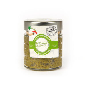 Masseria Calongo Patè di Cime di Rapa con Olio EVO 220g - La cima di rapa è uno degli ortaggi più tipici e rappresentativi della Puglia, molto spesso associate alle orecchiette.Viene seminata in campo aperto ad inizio autunno, con un raccolto che più durare da fine Novembre fino agli inizi di aprile in base alle temperature e alle varietà.La raccolta viene effettuata a mano, selezionando solo le cime più tenere.Una volta raccolte vengono immediatamente lavorate: si lavano, si sbollentano e si tritano con olio extravergine di oliva e foglie di menta, che donano freschezza.Questo paté può essere utilizzato come condimento per la pasta, ma anche su crostini e bruschette. Masseria Calongo è una realtà che sorge in Valle d'Itria, una porzione di territorio nella parte centrale della Puglia, a cavallo tra le province di Bari e Brindisi. Tutte le fasi, dalla coltivazione della materia prima, alla lavorazione, fino al confezionamento del prodotto finito, vengono gestite interamente dall'azienda agricola Masseria Calongo. Viene inoltre utilizzato solo olio extravergine di oliva di produzione propria per tutte le conserve di verdura, proponendo quindi sul mercato un prodotto sano, di qualità, a Km Zero e 100% Made in Puglia. Prodotto da Masseria Calongo S.S. - Contrada Calongo 4 - 72014 Cisternino (BR)