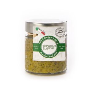 Masseria Calongo Patè di Zucchine e Menta in Olio EVO 220g Le zucchine vengono coltivate in campo aperto nel mese di aprile e raccolte manualmente tra giugno e luglio. Una volta raccolte vengono immediatamente selezionate e lavorate a mano: vengono lavate, affettate e sistemate in apposite vasche per la salatura. Una volta persi i liquidi in eccesso, vengono nuovamente lavate con acqua e aceto.Nella fase successiva vengono tritate con olio extravergine di oliva e foglie di menta, che donano freschezza. Le Zucchine e Menta sono una tipica ricetta pugliese, tramandata dalle nonne. Questo paté può essere utilizzato come condimento per la pasta, ma anche su crostini e bruschette. Masseria Calongo è una realtà che sorge in Valle d'Itria, una porzione di territorio nella parte centrale della Puglia, a cavallo tra le province di Bari e Brindisi. Tutte le fasi, dalla coltivazione della materia prima, alla lavorazione, fino al confezionamento del prodotto finito, vengono gestite interamente dall'azienda agricola Masseria Calongo. Viene inoltre utilizzato solo olio extravergine di oliva di produzione propria per tutte le conserve di verdura, proponendo quindi sul mercato un prodotto sano, di qualità, a Km Zero e 100% Made in Puglia. Prodotto da Masseria Calongo S.S. - Contrada Calongo 4 - 72014 Cisternino (BR)