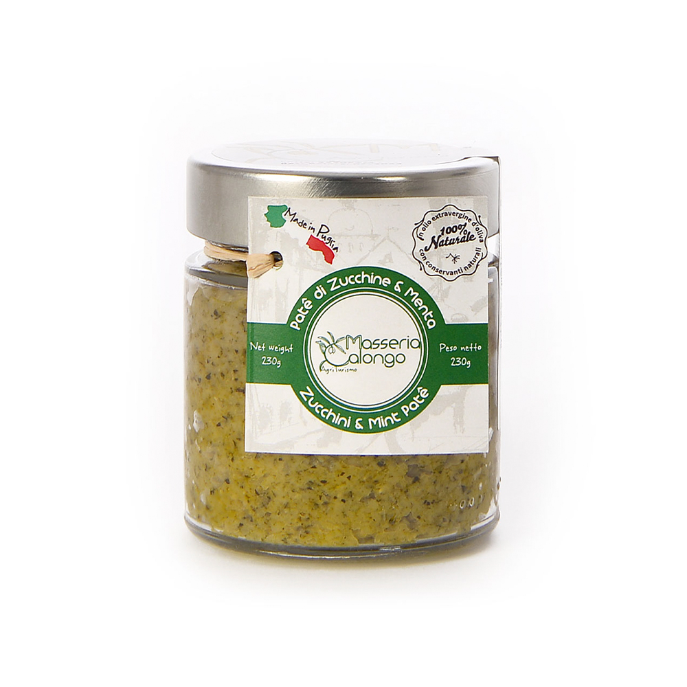 Masseria Calongo Patè di Zucchine e Menta in Olio EVO 220g Le zucchine vengono coltivate in campo aperto nel mese di aprile e raccolte manualmente tra giugno e luglio. Una volta raccolte vengono immediatamente selezionate e lavorate a mano: vengono lavate, affettate e sistemate in apposite vasche per la salatura. Una volta persi i liquidi in eccesso, vengono nuovamente lavate con acqua e aceto.Nella fase successiva vengono tritate con olio extravergine di oliva e foglie di menta, che donano freschezza. Le Zucchine e Menta sono una tipica ricetta pugliese, tramandata dalle nonne. Questo paté può essere utilizzato come condimento per la pasta, ma anche su crostini e bruschette. Masseria Calongo è una realtà che sorge in Valle d'Itria, una porzione di territorio nella parte centrale della Puglia, a cavallo tra le province di Bari e Brindisi. Tutte le fasi, dalla coltivazione della materia prima, alla lavorazione, fino al confezionamento del prodotto finito, vengono gestite interamente dall'azienda agricola Masseria Calongo. Viene inoltre utilizzato solo olio extravergine di oliva di produzione propria per tutte le conserve di verdura, proponendo quindi sul mercato un prodotto sano, di qualità, a Km Zero e 100% Made in Puglia. Prodotto da Masseria Calongo S.S. - Contrada Calongo 4 - 72014 Cisternino (BR)