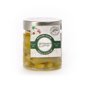 Masseria Calongo Puntarelle in Olio EVO 220g - Le Puntarelle sono il "cuore" della cicoria catalogna, un ortaggio molto diffuso in Italia, ma soprattutto nel centro-sud. Coltivata in campo aperto nei mesi autunnali, viene raccolta a Febbraio. Il giorno della raccolta viene lavata e privata manualmente delle foglie esterne. Successivamente, con un coltellino, si tagliano singolarmente le cime (puntarelle), che vengono scottate in acqua e aceto di mele, sistemate poi nei vasetti e colmate di olio extravergine di oliva biologico. Si ottiene un prodotto molto versatile ed estremamente gustoso, utilizzabile per la preparazione di piatti di ogni tipo, come antipasto o come contorno per carne e pesce. Masseria Calongo è una realtà che sorge in Valle d'Itria, una porzione di territorio nella parte centrale della Puglia, a cavallo tra le province di Bari e Brindisi.Tutte le fasi, dalla coltivazione della materia prima, alla lavorazione, fino al confezionamento del prodotto finito, vengono gestite interamente dall'azienda agricola Masseria Calongo.Viene inoltre utilizzato solo olio extravergine di oliva di produzione propria per tutte le conserve di verdura, proponendo quindi sul mercato un prodotto sano, di qualità, a Km Zero e 100% Made in Puglia.-Prodotto da Masseria Calongo S.S. - Contrada Calongo 4 - 72014 Cisternino (BR)