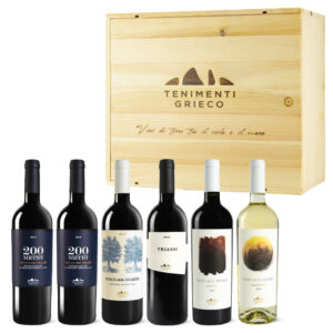 Elegante cassetta in legno con coperchio scorrevole, contenente una selezione di vini molisani della cantina Tenimenti Grieco. All'interno troviamo: 200 Metri Tintilia del Molise DOC, Bosco delle Guardie Biferno Rosso DOC, Triassi Terre degli Osci IGT, Falanghina Molise DOC e Aglianico Molise DOC. Un viaggio alla scoperta di un territorio che ha tanto da offrire e che lascerà sicuramente sorpresa la persona che riceverà in regalo questa cassetta. La cassetta comprende: 200 Metri Tintilia del Molise DOC (2 bottiglie): è il vino forse più rappresentativo e diffuso di Tenimenti Grieco, ottenuto dal vitigno autoctono Tintilia, coltivato esclusivamente in Molise. Un rosso di grande qualità, profumato, di grande bevibilità e molto versatile negli abbinamenti.-Bosco delle Guardie Biferno Rosso DOC: eccezionale e ampio al naso e al palato, speziato, caldo ed equilibrato. Si ottiene dalla migliore selezione di uve Montepulciano (80%) e Aglianico (20%), coltivati in un vigneto nella macchia mediterranea d'alta collina. Terre degli Osci IGT Rosso: un blend estremamente equilibrato di Cabernet Sauvignon (55%), Merlot (35%) e Aglianico (10%), la sintesi delle caratteristiche principali dei tre vitigni: eleganza, complessità e longevità. È un rosso profondo, maturo e concentrato, che subisce un lungo affinamento di 15 mesi in barrique di rovere, a cui si aggiungono 6 mesi dopo il blend e ulteriori 6 in bottiglia. Passo alle Tremiti Aglianico Molise DOC: ottenuto da uve Aglianico in purezza, le cui vigne guardano il mare verso le isole Tremiti. Le uve, particolarmente profumate e ricce di aromi, donano ai vini grande qualità ed espressività. Un rosso fruttato, di ottimo corpo, che subisce un affinamento di 9 mesi in barrique e 4 in bottiglia. Passo alle Tremiti Falanghina Molise DOC: ottenuto da uve Falanghina in purezza, le cui vigne guardano il mare verso le isole Tremiti. Un bianco estremamente piacevole, dalle note floreali ed agrumate. 