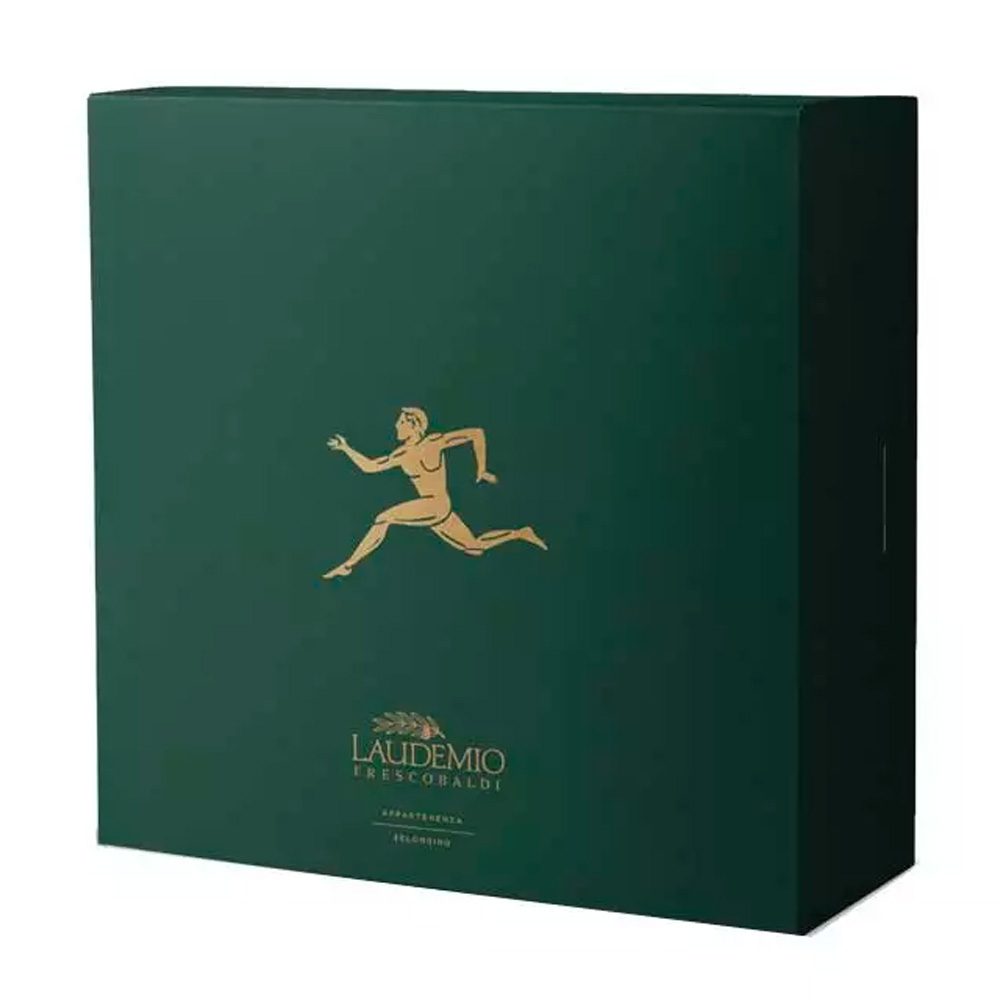 Elegante confezione regalo con Olio Extra Vergine di Oliva 500ml Laudemio Frescobaldi "Appartenenza" e 4 piattini in ceramica da degustazione. Perfetta da regalare durante il periodo natalizio. La cassetta comprende: Olio Extra Vergine di Oliva Laudemio: rappresenta l'eccellenza nel panorama dell'olio italiano di alta qualità. È caratterizzato dal gusto intenso e piacevolmente piccante, dal tipico colore verde smeraldo. Un'olio robusto e naturalmente ricco di polifenoli, con un profumo di erba appena falciata e carciofo. In epoca medievale con il nome "Laudemio" si indicava la parte del raccolto riservata al signore, proprietario delle terre. Il termine ha origine dal latino "laude", ovvero lode, eccellenza. Oggi il Laudemio Frescobaldi rappresenta la massima espressione dell'olio extra vergine di oliva proveniente dagli uliveti Frescobaldi. 
