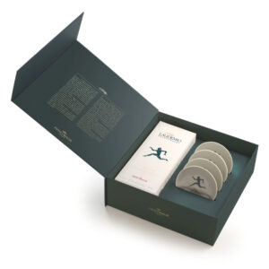 Elegante confezione regalo con Olio Extra Vergine di Oliva 500ml Laudemio Frescobaldi e 4 piattini in ceramica da degustazione. Perfetta da regalare durante il periodo natalizio. La cassetta comprende: Olio Extra Vergine di Oliva Laudemio: rappresenta l'eccellenza nel panorama dell'olio italiano di alta qualità. È caratterizzato dal gusto intenso e piacevolmente piccante, dal tipico colore verde smeraldo. Un'olio robusto e naturalmente ricco di polifenoli, con un profumo di erba appena falciata e carciofo. In epoca medievale con il nome "Laudemio" si indicava la parte del raccolto riservata al signore, proprietario delle terre. Il termine ha origine dal latino "laude", ovvero lode, eccellenza. Oggi il Laudemio Frescobaldi rappresenta la massima espressione dell'olio extra vergine di oliva proveniente dagli uliveti Frescobaldi. 