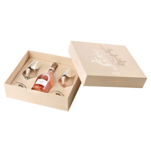 Confezione regalo "Atmosfere Alìe Glass Pack" è un grazioso cofanetto contenente una bottiglia di vino rosato Alìe della Tenuta Ammiraglia Frescobaldi, abbinata a due bellissimi calici serigrafati. Perfetta da regalare durante il periodo natalizio. La cassetta comprende: Alìe Rosé Toscana IGT: si presenta di colore rosa tenue, vivace e luminoso. Al naso spiccano sentori floreali e fruttati piuttosto intensi, in cui le note agrumate donano una meravigliosa freschezza. Al palato è emblema della delicatezza e della mineralità: è nitido, fresco e leggero, particolarmente equilibrato ed armonico. Colpisce per la grande agilità di beva, nonché per il suo carattere “sensuale”. Confezione rinnovata in occasione della decima vendemmia di Alìe.